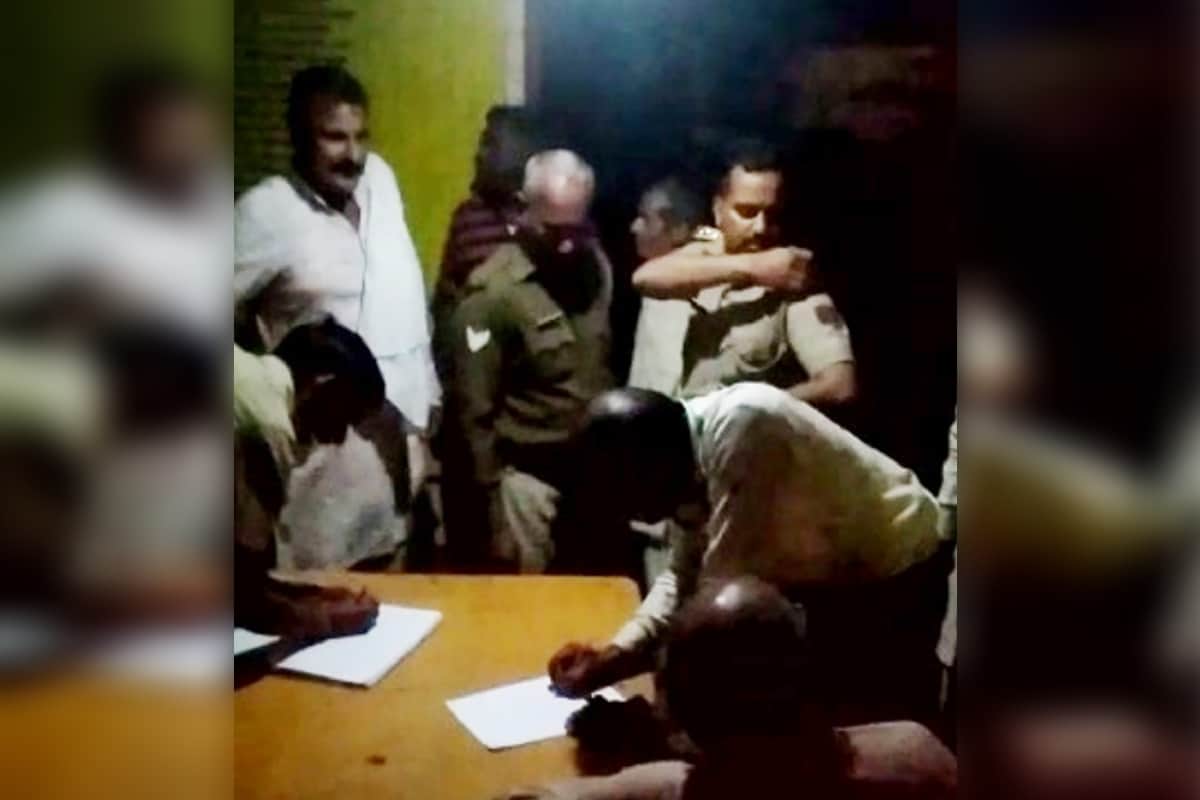 UP News: many peoples have beaten up to a daroga in police station at Baghpat and see photos