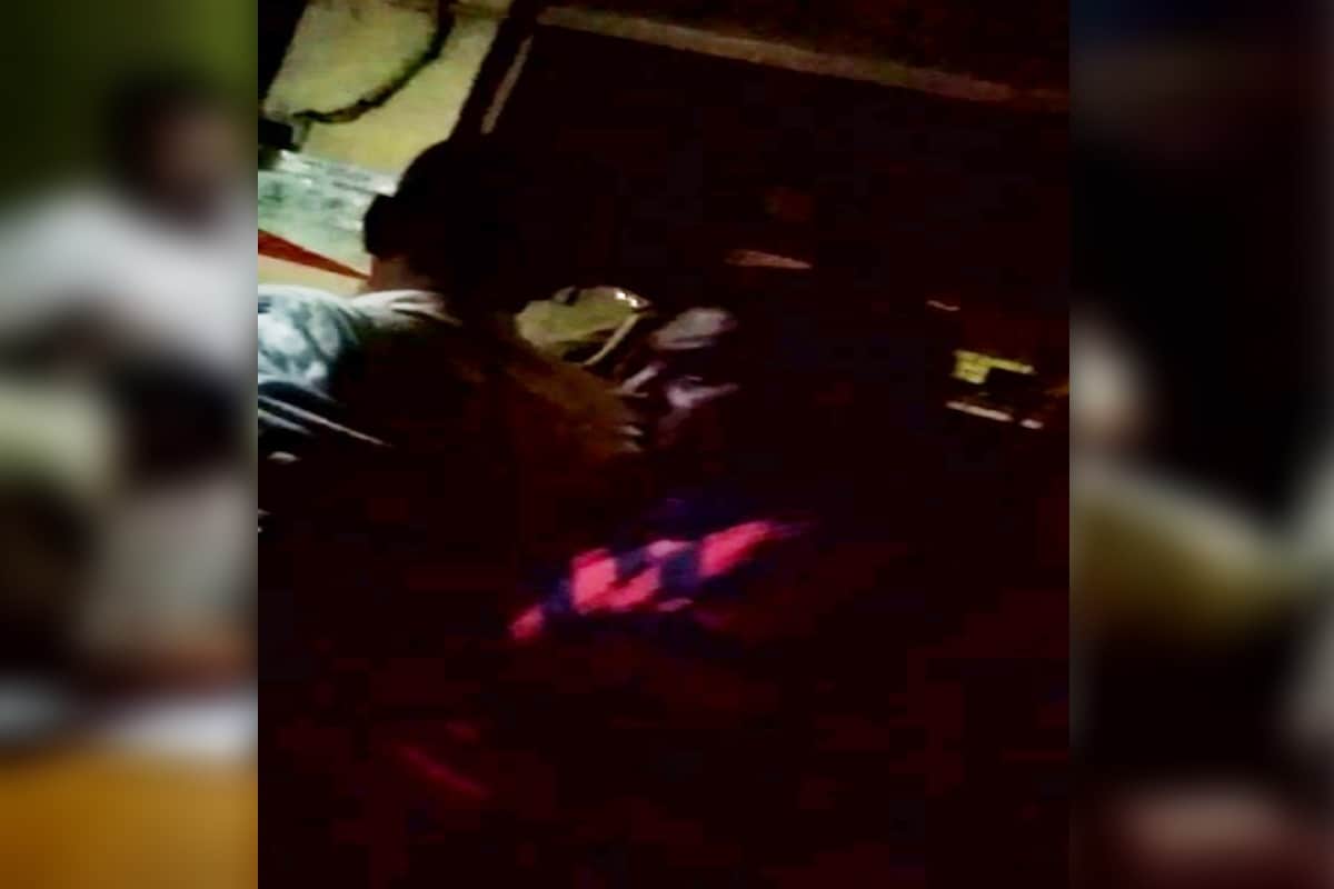 UP News: many peoples have beaten up to a daroga in police station at Baghpat and see photos