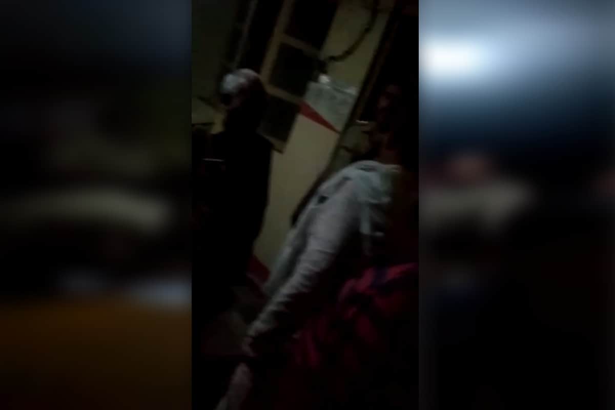 UP News: many peoples have beaten up to a daroga in police station at Baghpat and see photos