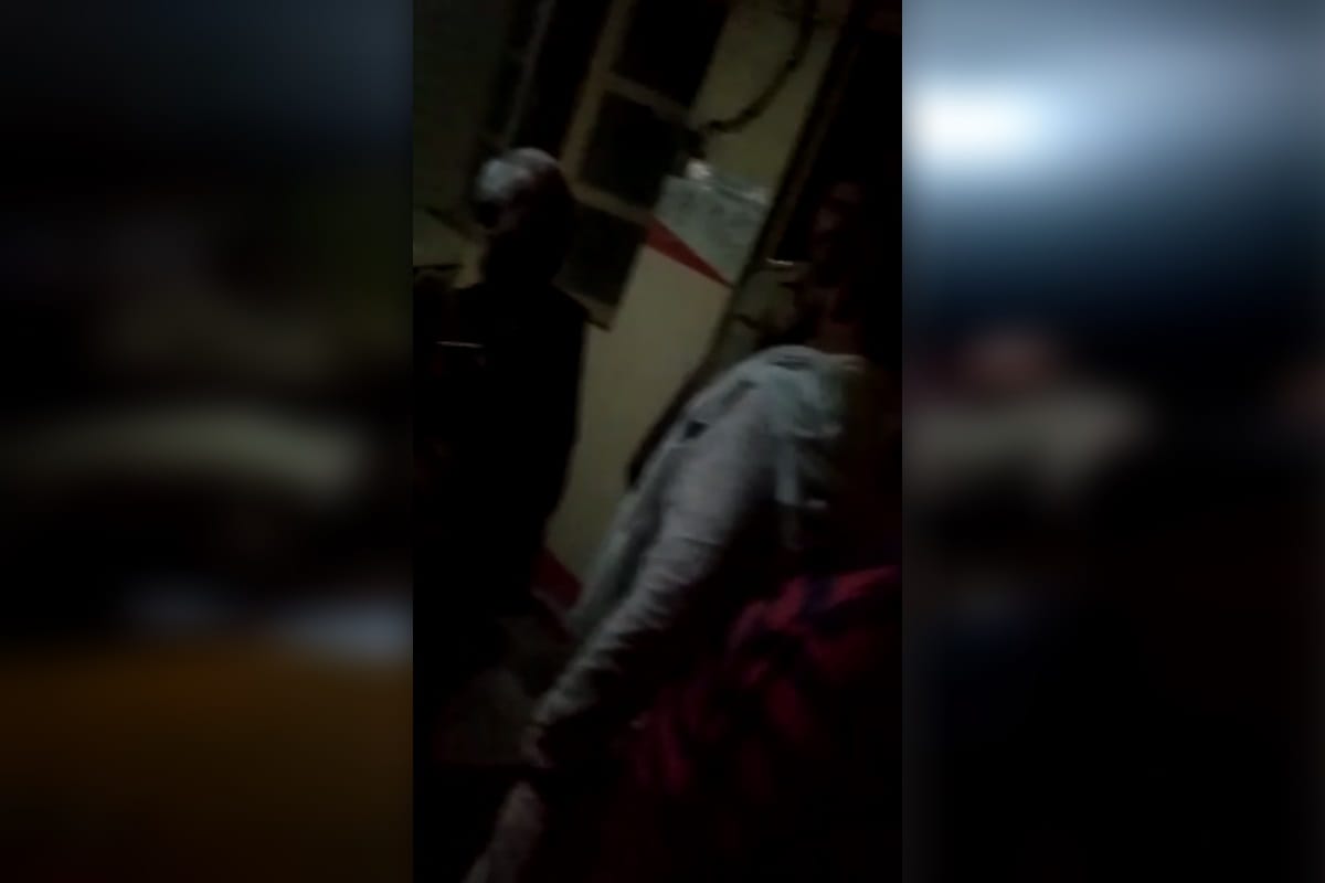 UP News: many peoples have beaten up to a daroga in police station at Baghpat and see photos