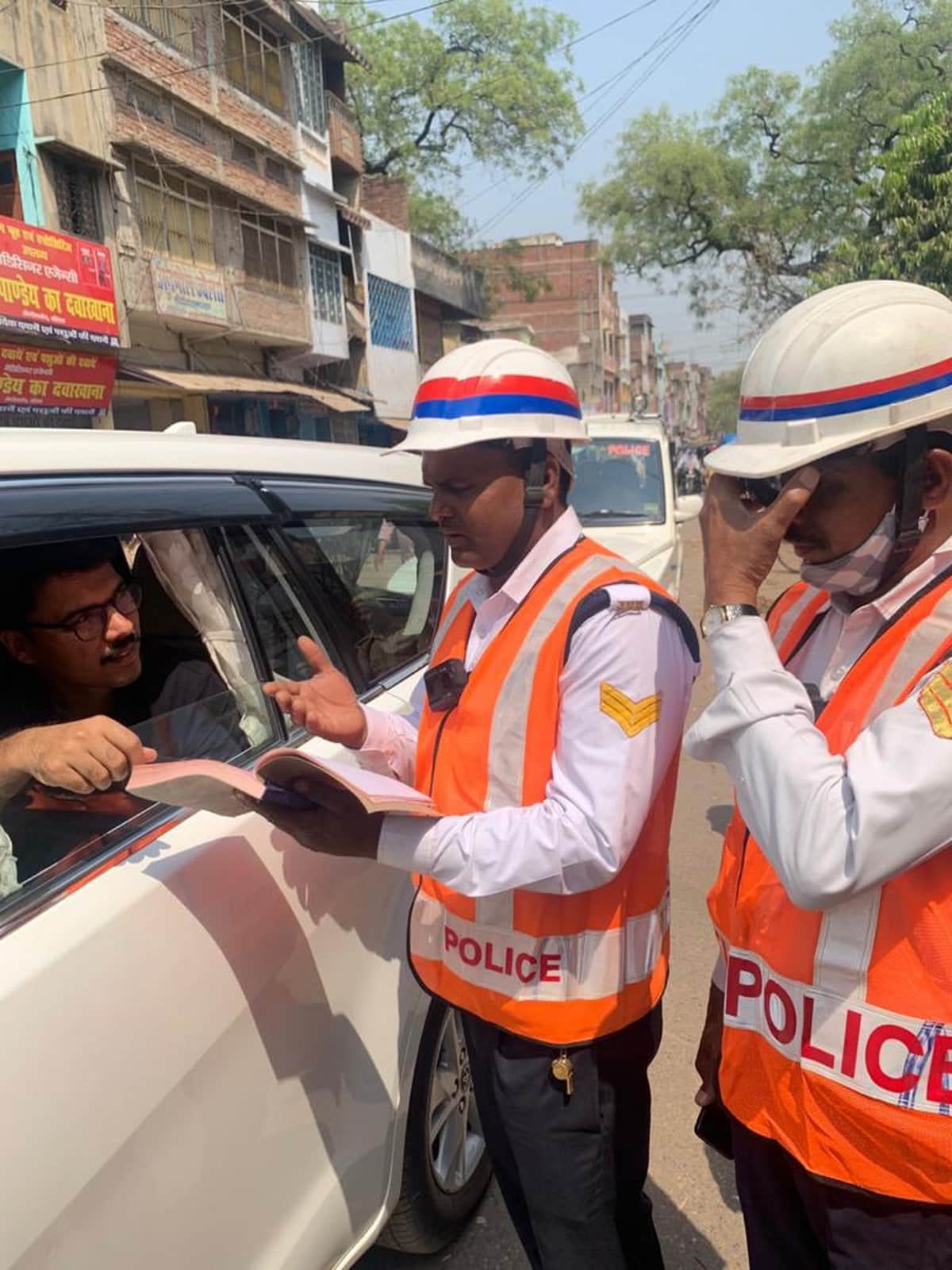 Traffic police constable stop ballia SP vehicle for violation of traffic rules