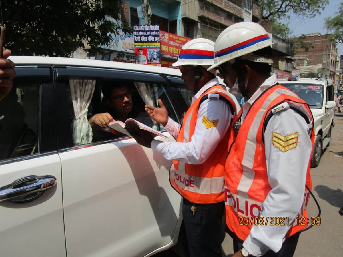 Traffic police constable stop ballia SP vehicle for violation of traffic rules