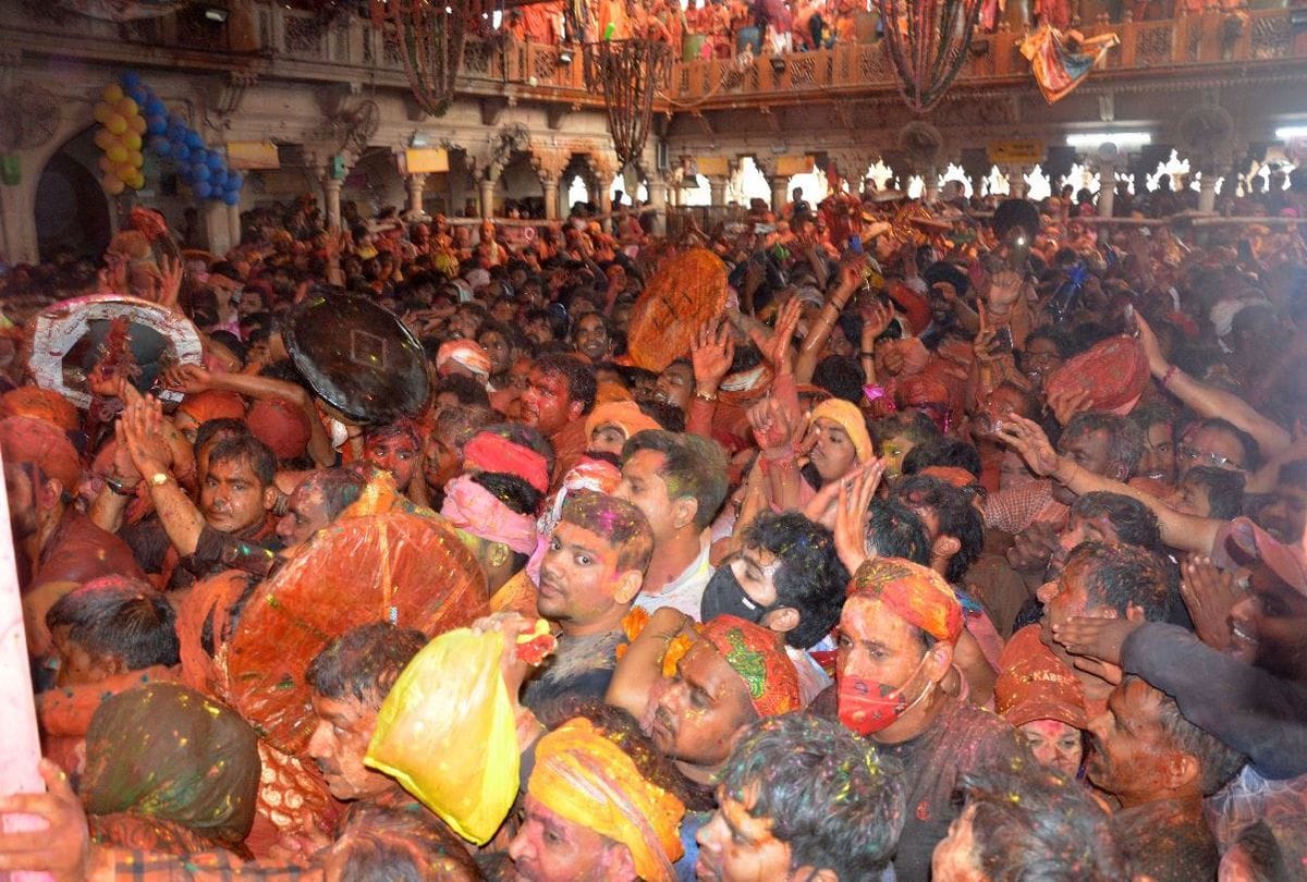 lathmar holi celebrations in barsana mathura