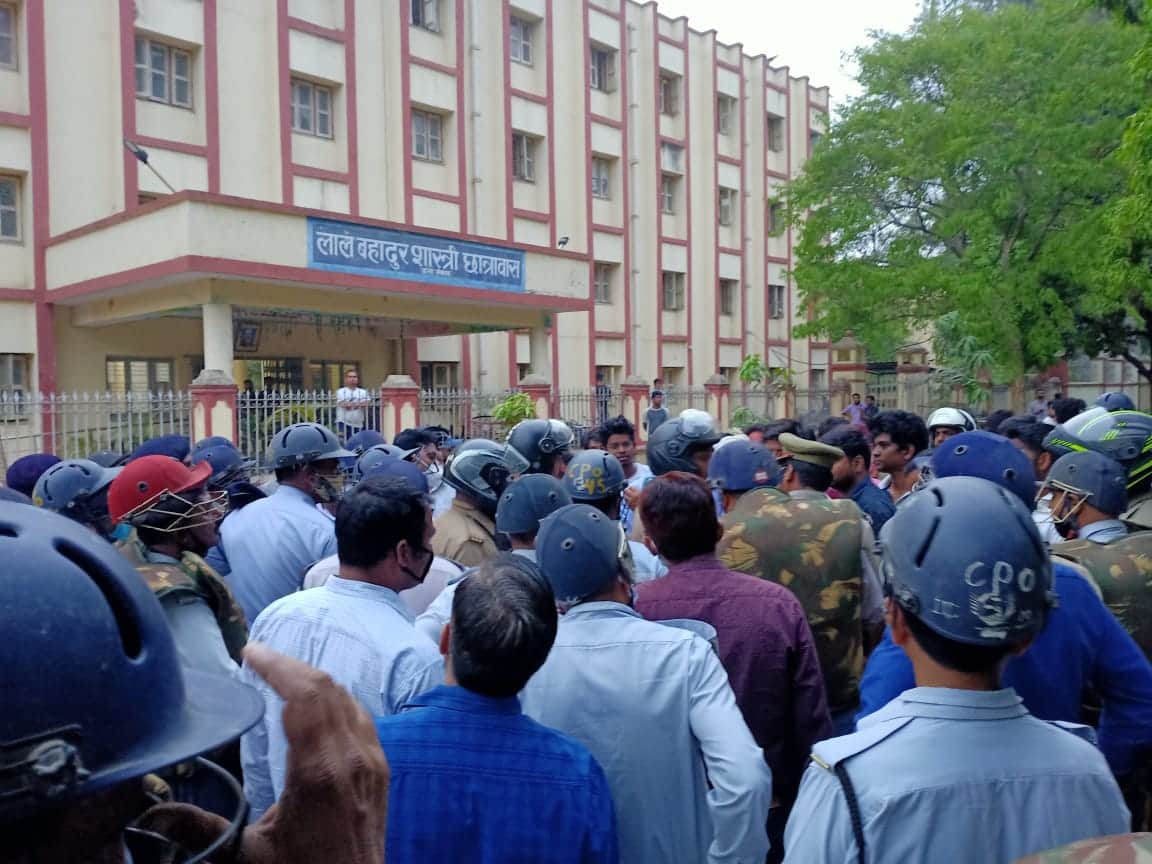 Ruckus in BHU Varanasi: Birla Hostel and LBS students fight while celebrate Holi