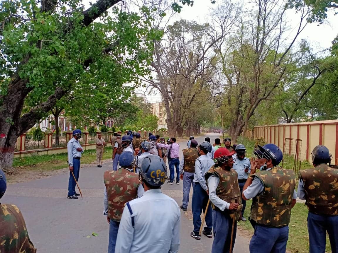 Ruckus in BHU Varanasi: Birla Hostel and LBS students fight while celebrate Holi