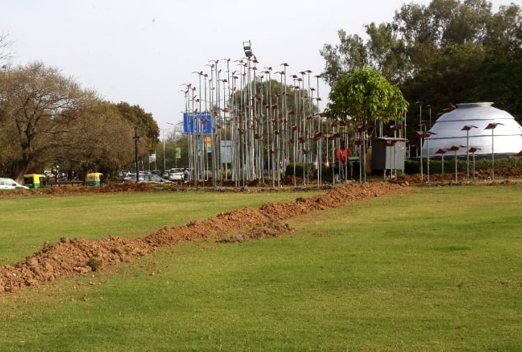Chandigarh Nagar Nigam digs hole at Matka Chowk 