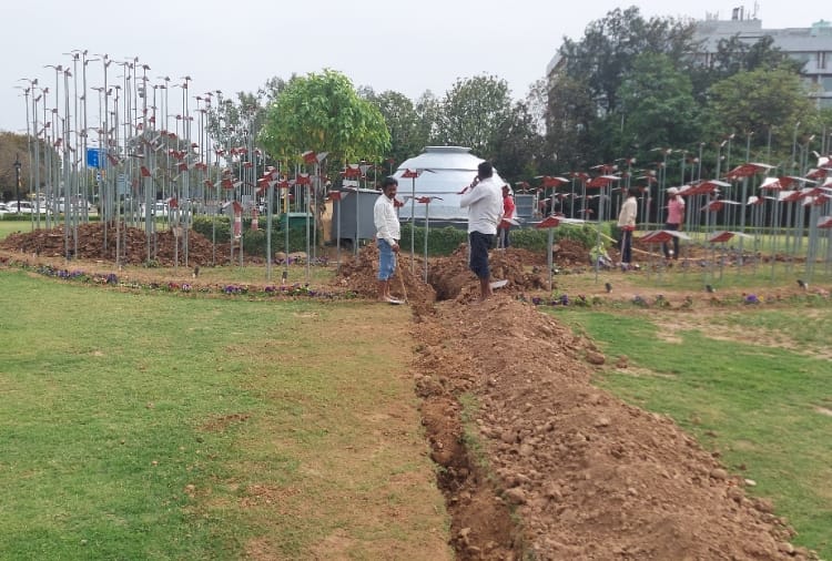 Chandigarh Nagar Nigam digs hole at Matka Chowk 