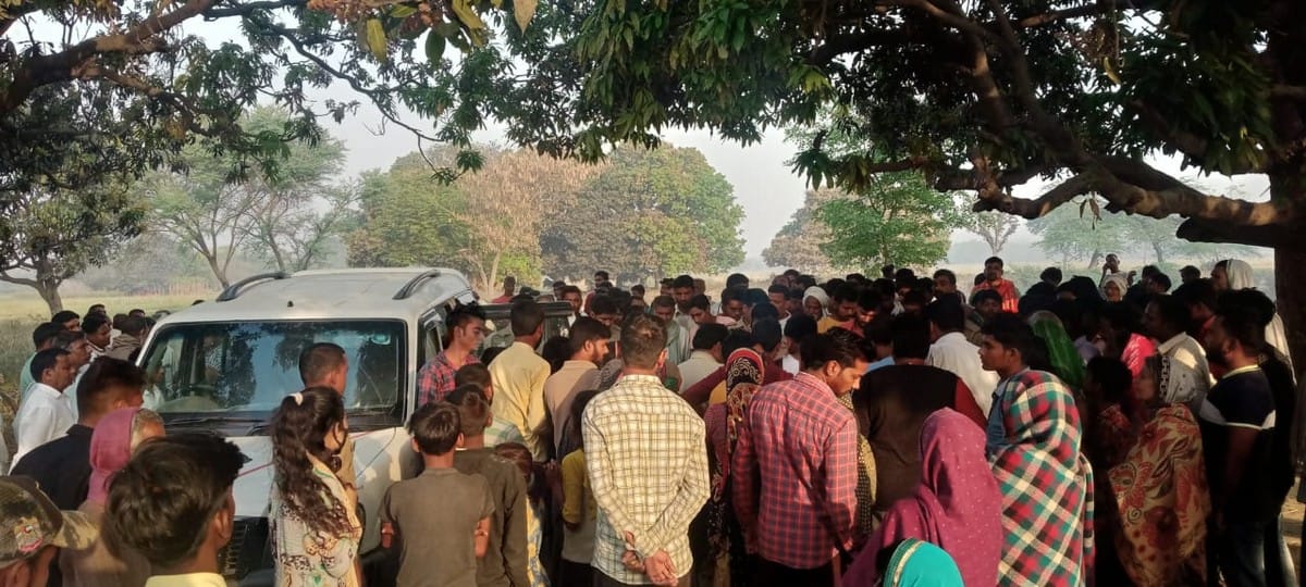 Dead body found of youth man hanging from tree in azamgarh
