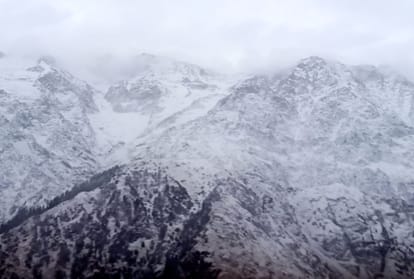 fresh snowfall in himachal pradesh, Roofs of schools and houses roofs flew due to storm in Chamba