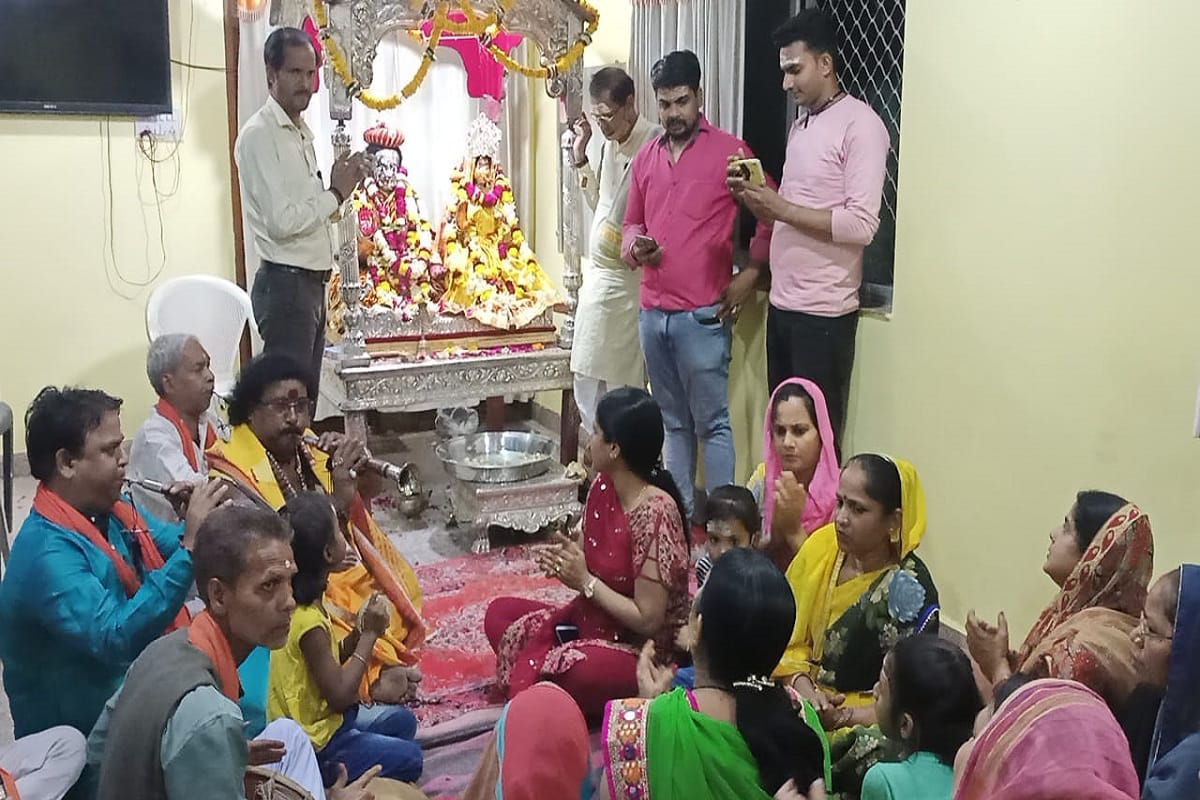 Rangbhari ekadashi: Baba Kashi vishwanath ka Geet Gavana at Mahanta Awas