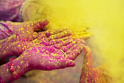Holi 2024: रंगों में मौजूद हानिकारक रसायनों से हो सकती हैं गंभीर समस्याएं, बहुत जरूरी हैं ये सावधानियां Holi Colors 2024 Side effects of Harmful holi Colors know Tips To Protect Yourself from side effects