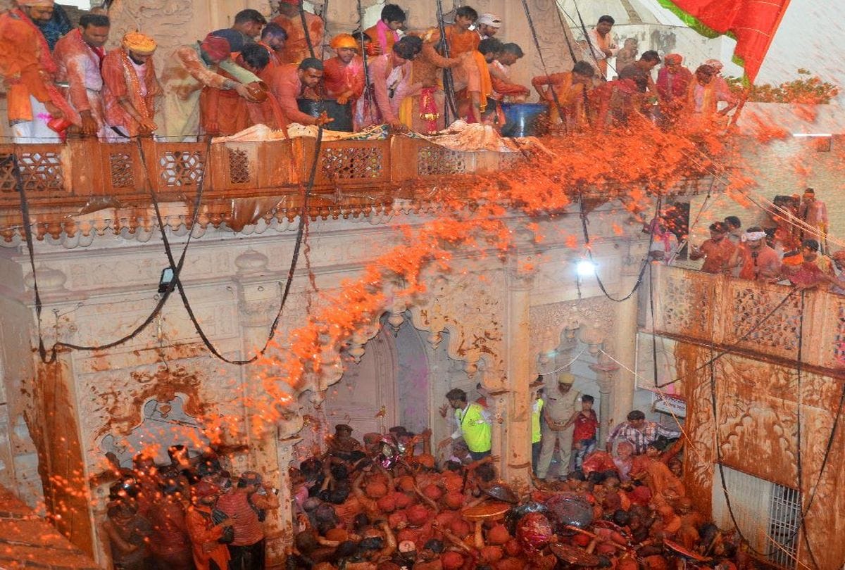 lathmar holi celebrations in barsana mathura