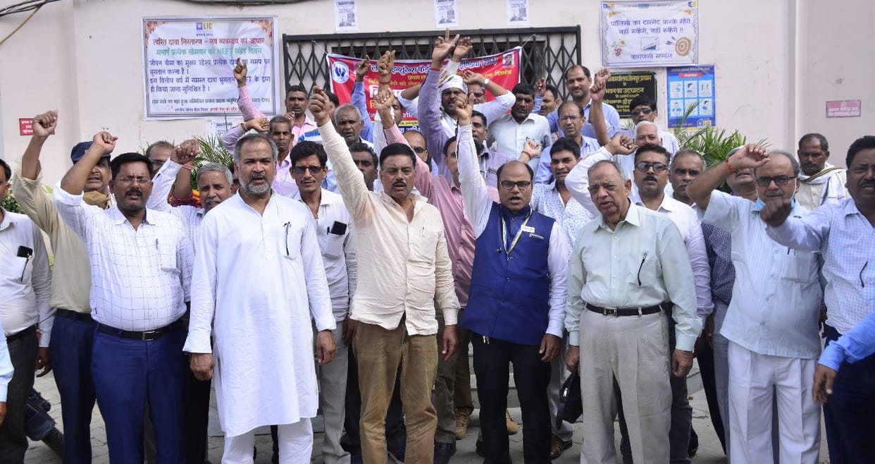 LIC agents strike against FDI