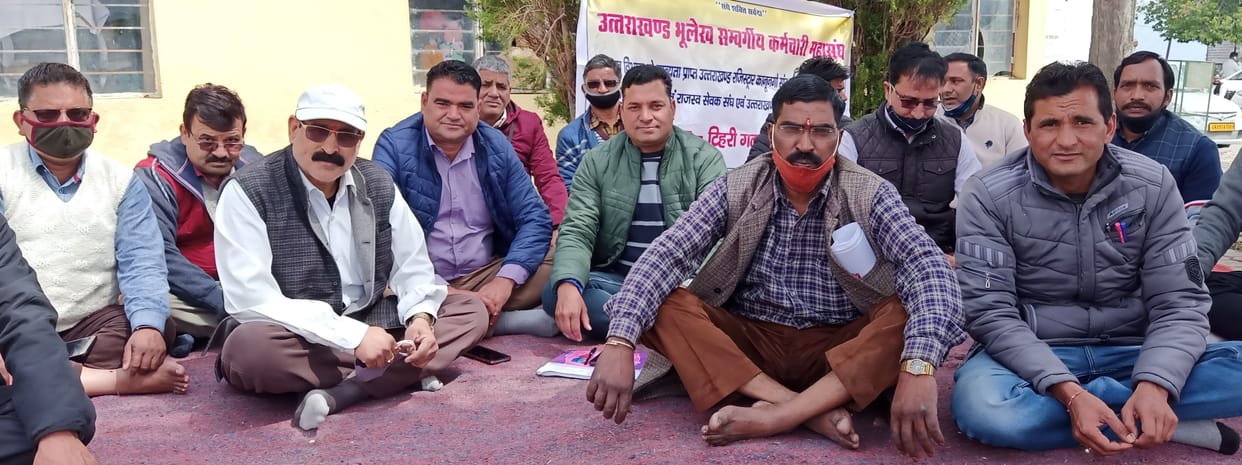 Revenue inspectors and sub-inspectors continue to picket