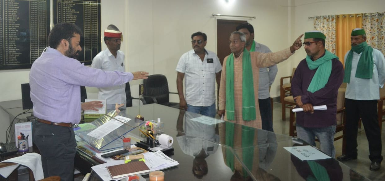 Farmers surrounded DM office