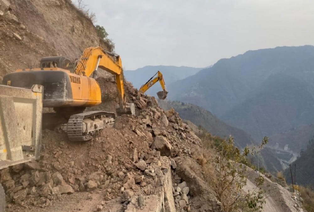 Uttarakhand News: Debris falls on Pithoragarh Ghat National Highway after Mountain Collapse, People Stuck photos