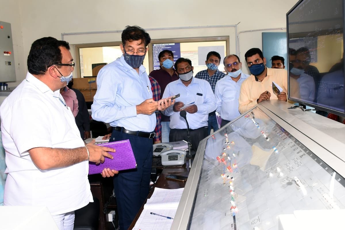 Electrification works checked on Amb-Daulatpur Chowk rail track