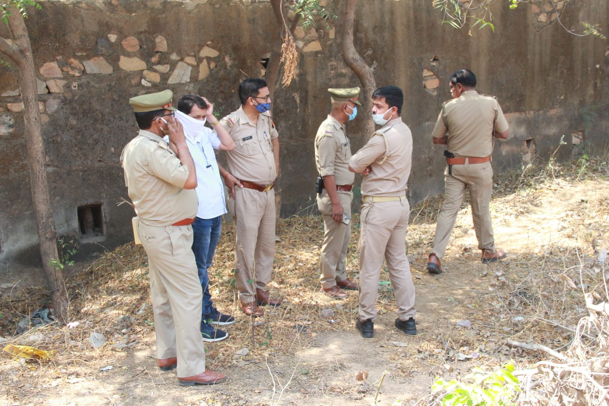 police choki se sati diwar ke pice ek hafte tk pda rha yuvak ka sav