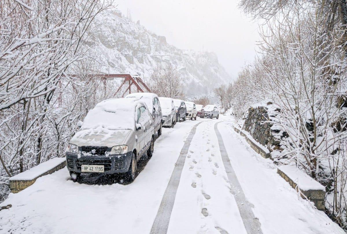 fresh snowfall in himachal pradesh, Roofs of schools and houses roofs flew due to storm in Chamba