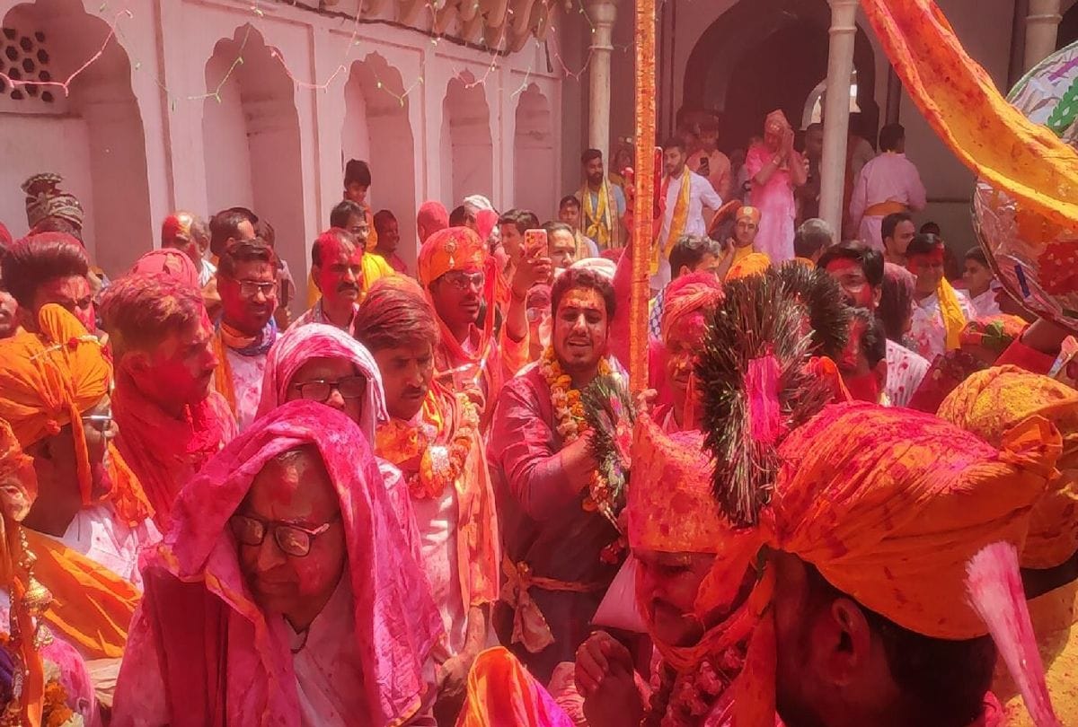 lathmar holi celebrated in mathura barsana