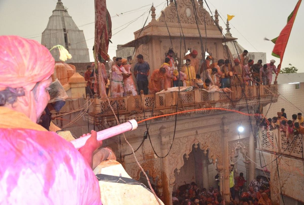 lathmar holi celebrated in mathura barsana