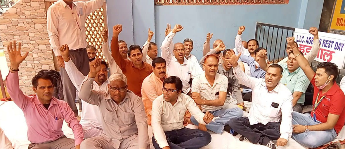 LIC agents protested in palwal for their demands