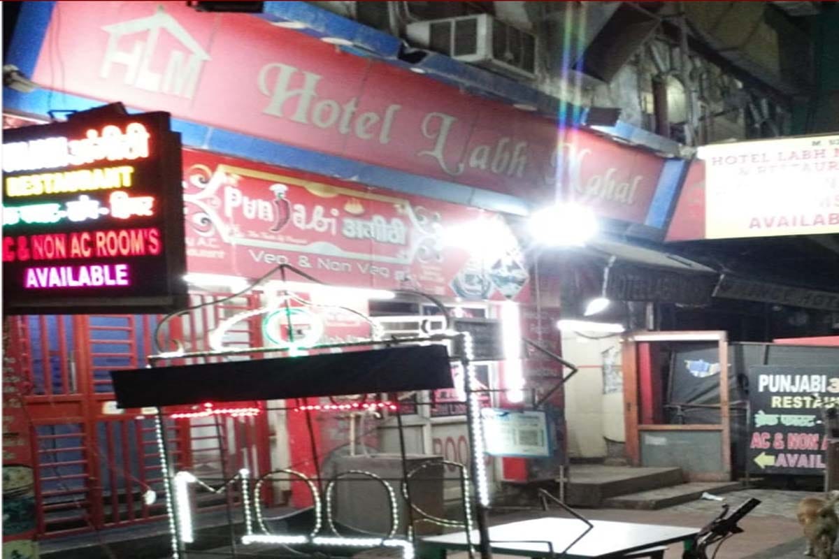 Meerut: Police raids hotels in front of Bhaisali bus base, illegal liquor recovered