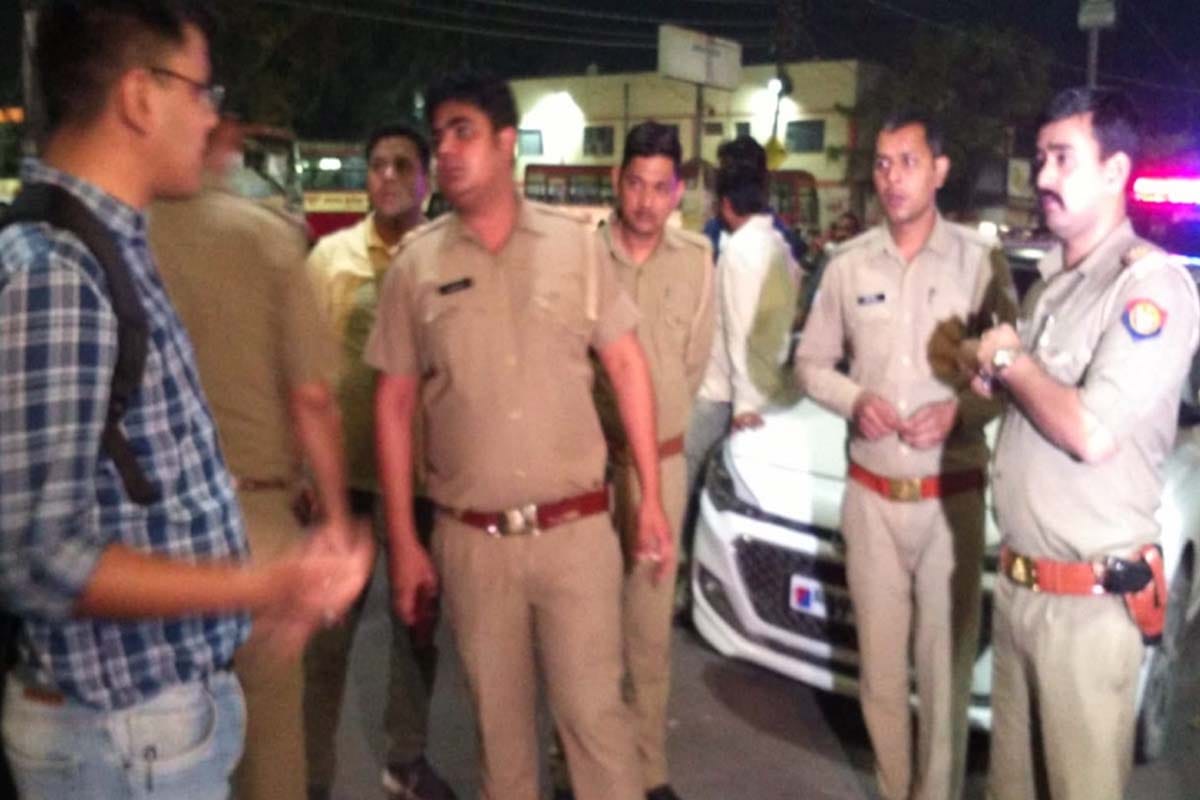 Meerut: Police raids hotels in front of Bhaisali bus base, illegal liquor recovered