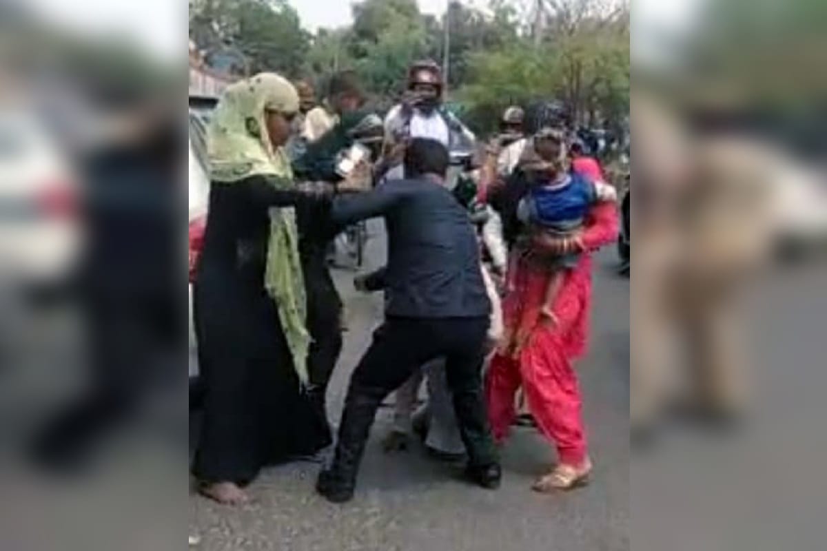UP News: A victim family has ruckus near SSP office at Meerut and see photos