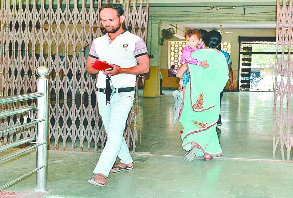 Corona Virus No Mask And Social Distancing In Agra Market