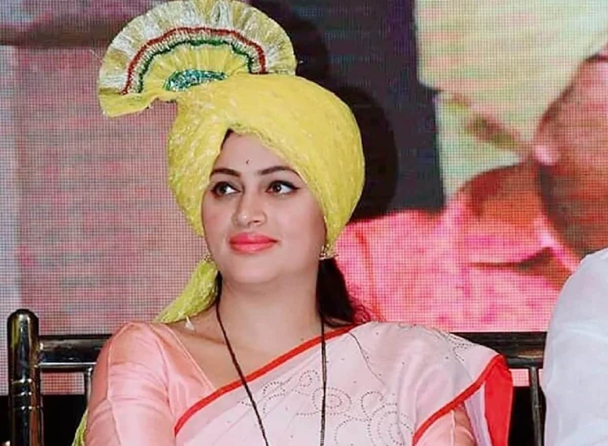 hanuman chalisa controversy: amravati mp vs shivsena know who is navneet rana