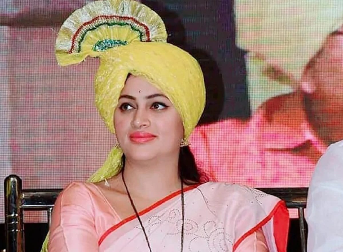 hanuman chalisa controversy: amravati mp vs shivsena know who is navneet rana