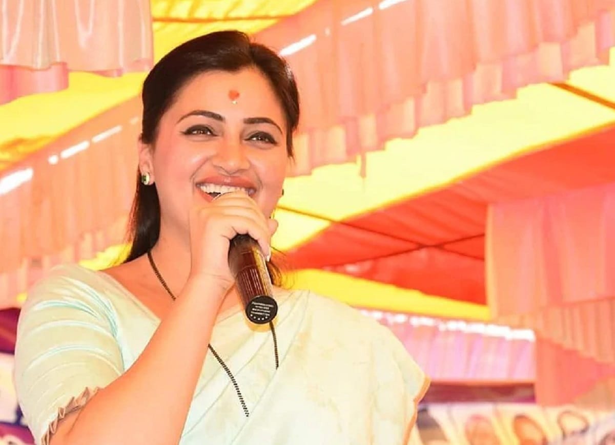 navneet kaur rana loksabha mp accused shiv sena mp arvind sawant for warning letter found out at her residence