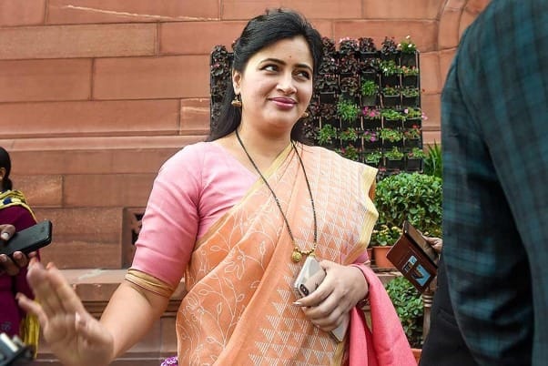 navneet kaur rana loksabha mp accused shiv sena mp arvind sawant for warning letter found out at her residence
