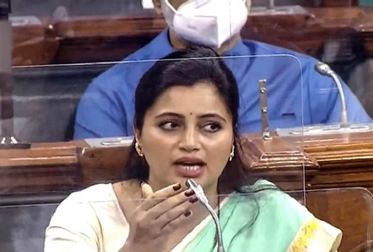 hanuman chalisa controversy: amravati mp vs shivsena know who is navneet rana