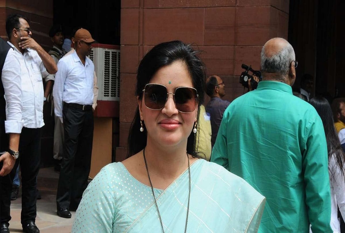 navneet kaur rana loksabha mp accused shiv sena mp arvind sawant for warning letter found out at her residence