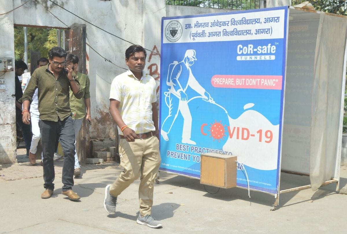 Corona Virus No Mask And Social Distancing In Agra Market