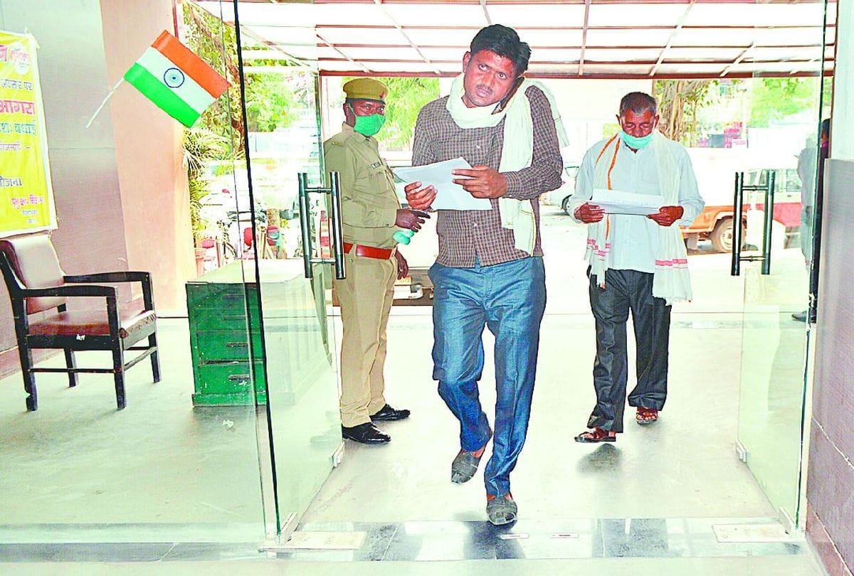 Corona Virus No Mask And Social Distancing In Agra Market