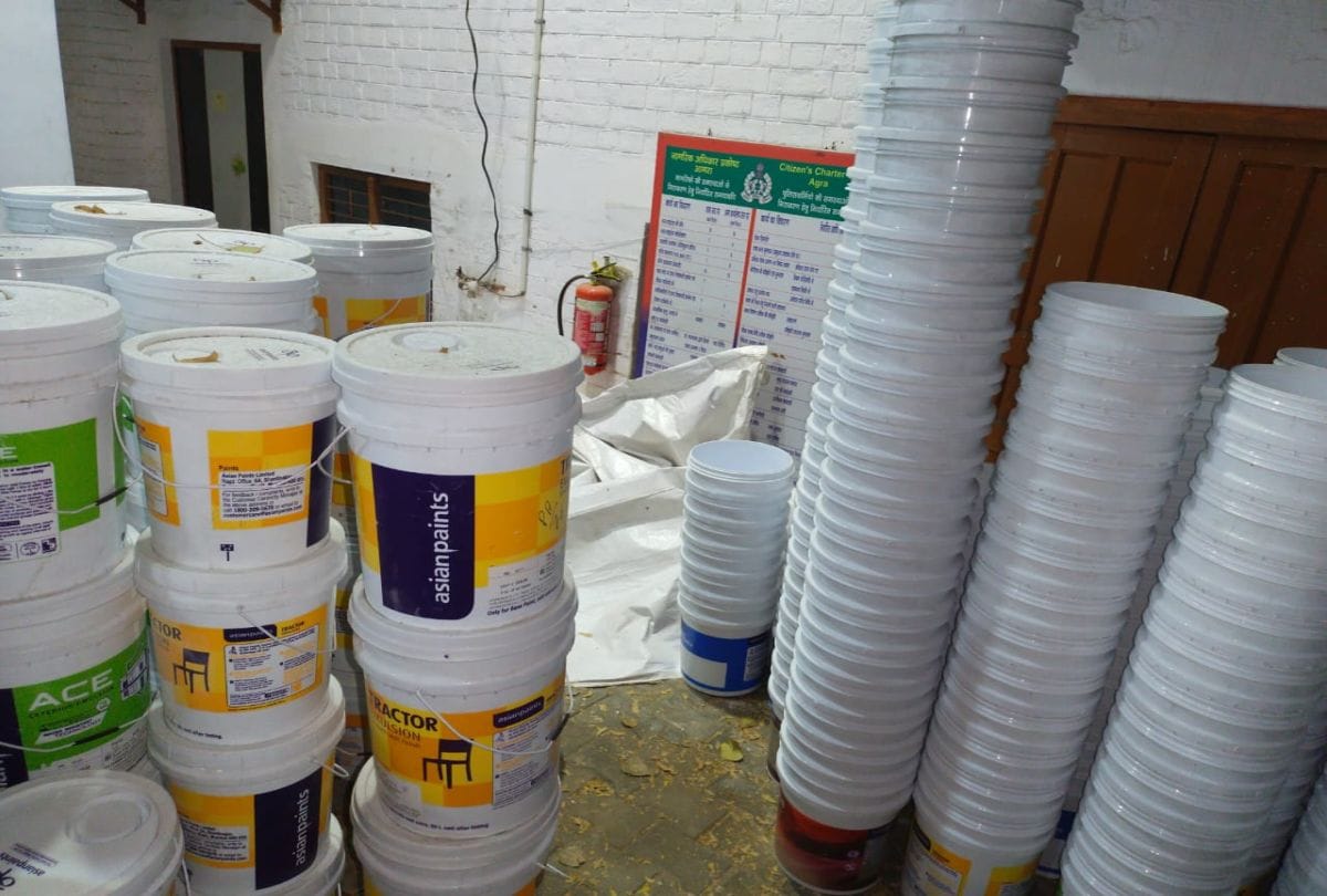 Agra Police Arrests Duplicate Paint Businessman In Kamala Nagar