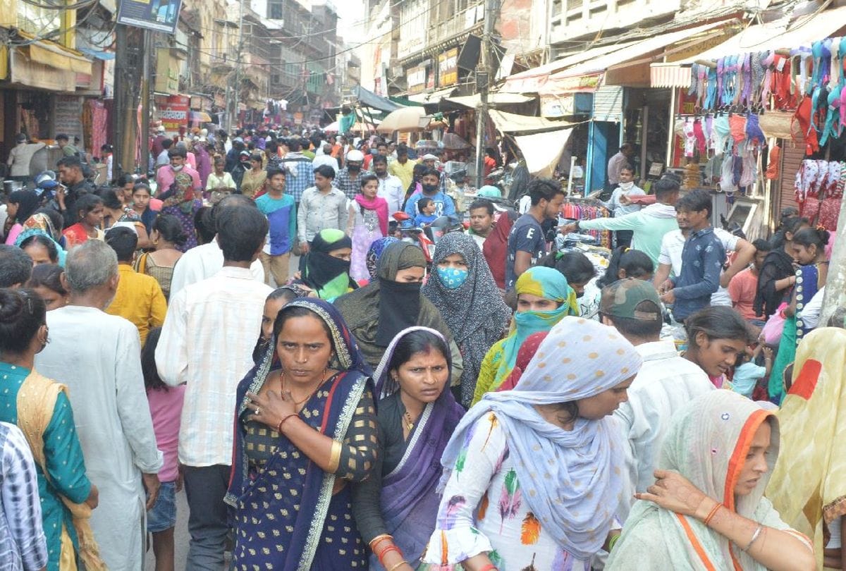 Corona Virus No Mask And Social Distancing In Agra Market