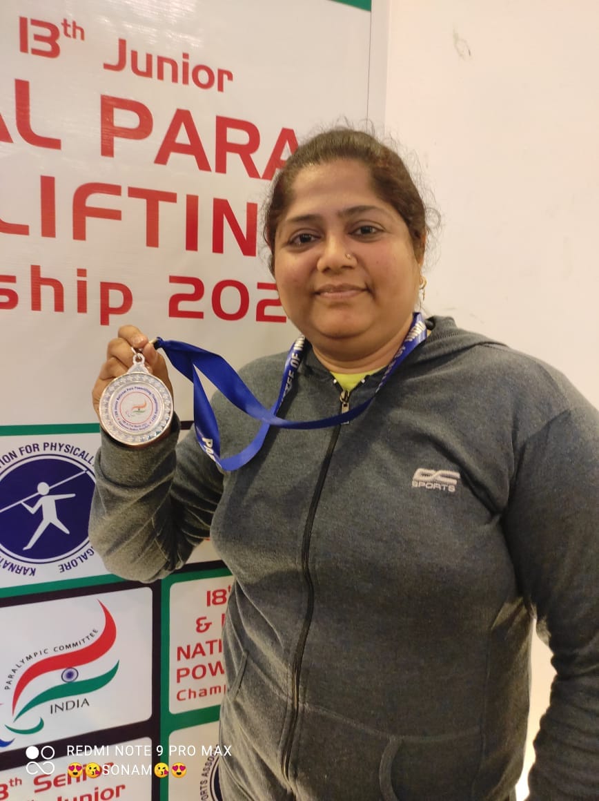 sharmili won silver in national para power lifting championship
