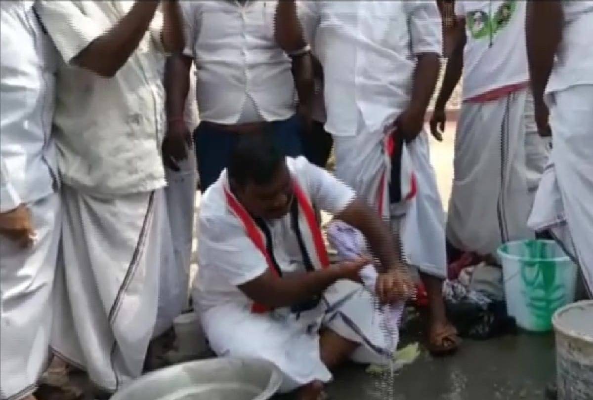 Tamil Nadu AIADMK candidate Thanga Kathiravan from Nagapattinam washed clothes and promised to give washing machine after winning assembly elections