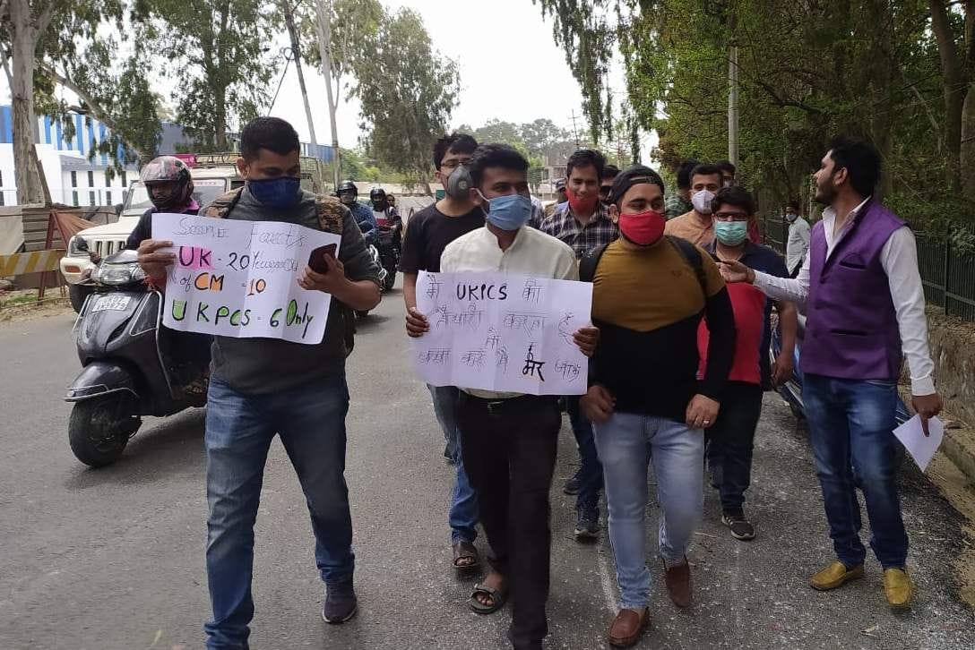 The unemployed went to the secretariat to protest on the road
