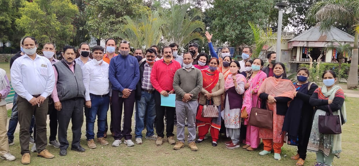 protest of primary teachers against new education policy