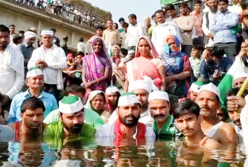 Water agitation of farmers for road in Sitapur.