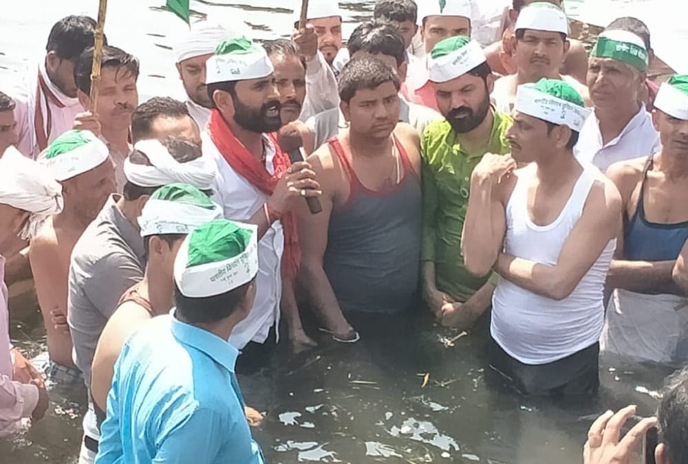 Water agitation of farmers for road in Sitapur.