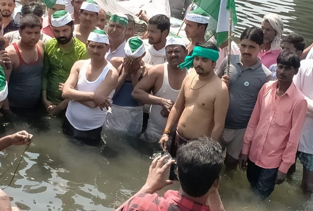 Water agitation of farmers for road in Sitapur.