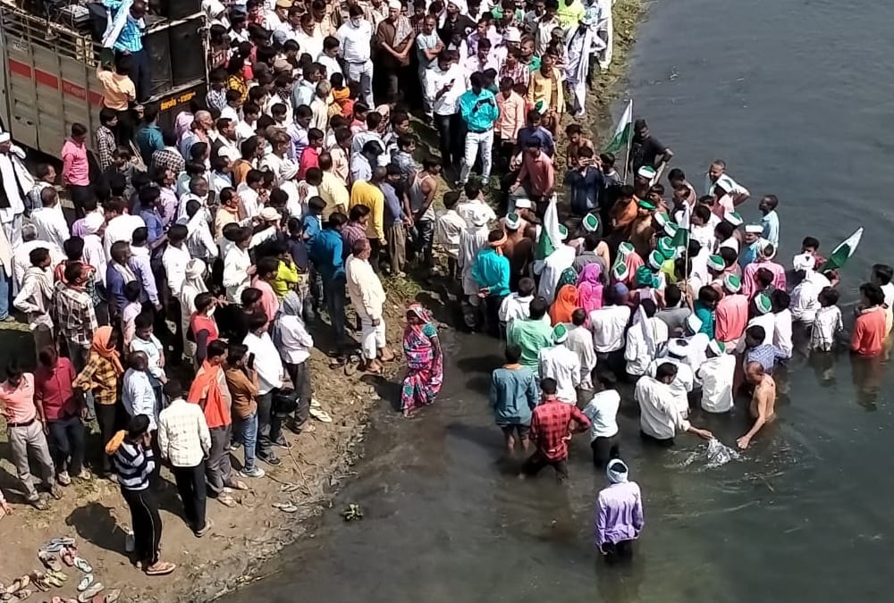 Water agitation of farmers for road in Sitapur.