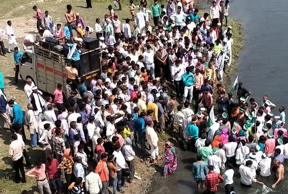 Water agitation of farmers for road in Sitapur.