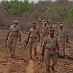 सोनभद्र के नक्सल प्रभावित इलाके में कांबिंग करते पुलिस के जवान।